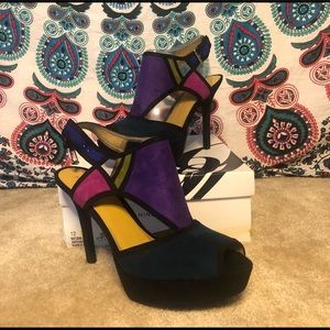 NEVER WORN Nine West Platform Pumps